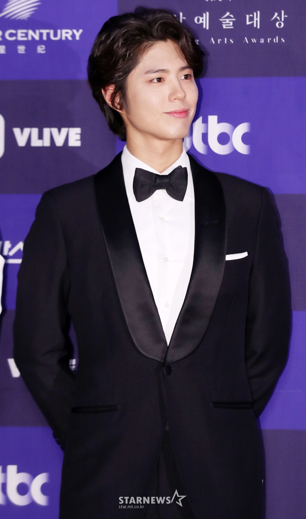 Thảm đỏ Baeksang 2018: Ngập tràn mỹ nhân, Chị Đẹp Son Ye Jin tình tứ nắm tay trai trẻ